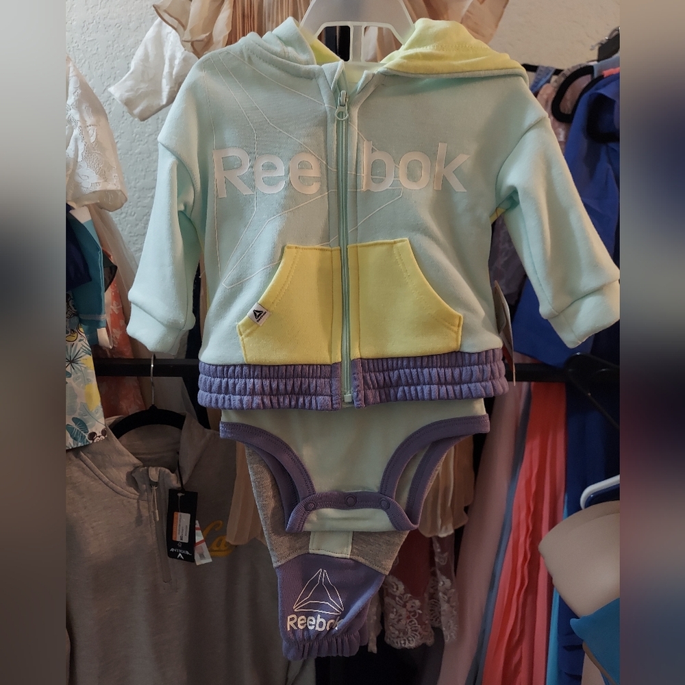 Reebok 3pc set/ hoodie, onsie, pants NWT Size 0-3 months